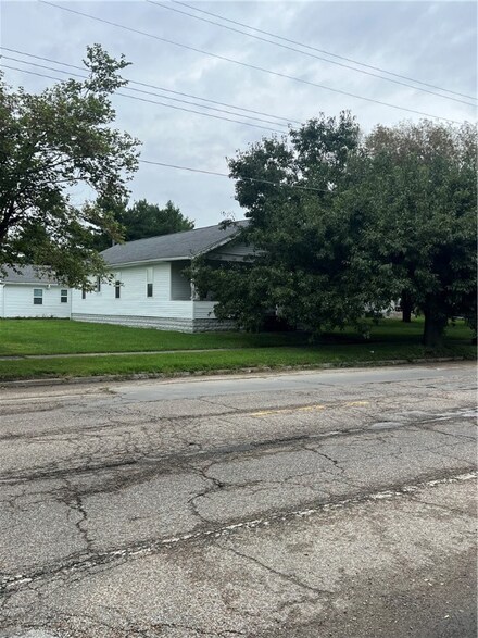 408 1st St, Pana, IL 62557