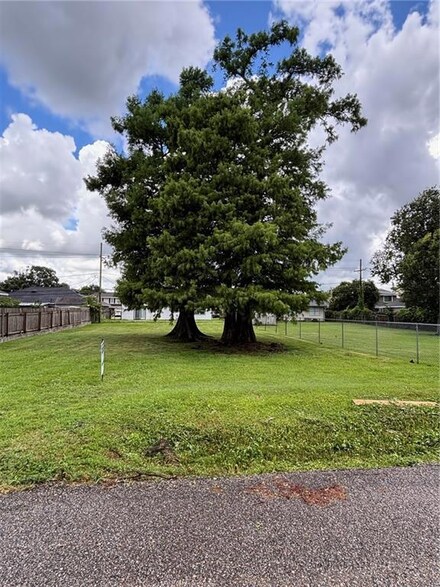 320 Commerce St, Gretna, LA 70056