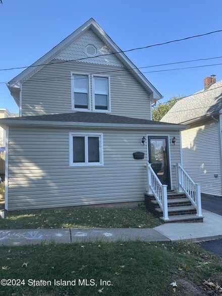 85 High St, Staten Island, NY 10305