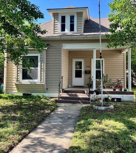 206 W 9th Ave, Hutchinson, KS 67501