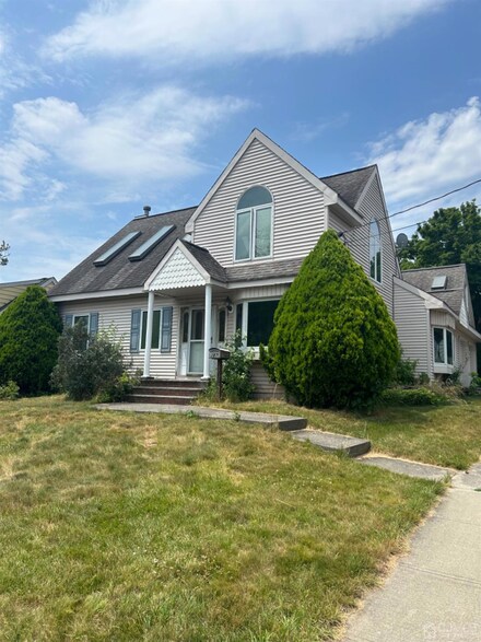 287 Kennedy St, Iselin, NJ 08830