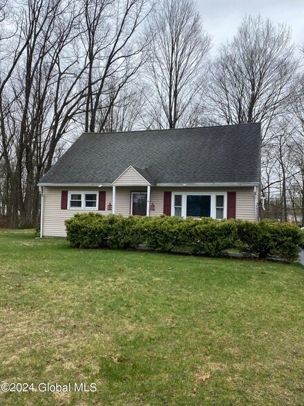 4 Circular Dr, Hudson Falls, NY 12839