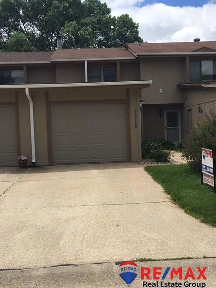 9018 David Cir, Omaha, NE 68138