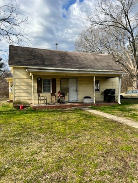 214 Maple Dr, Oxford, NC 27565