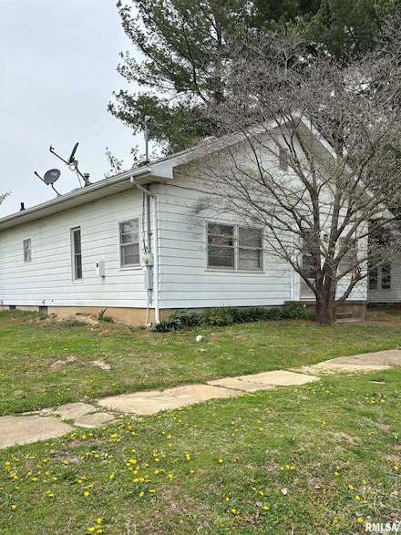303 S Emma St, Christopher, IL 62822