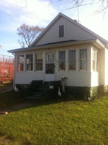 204 Beech St E, Three Oaks, MI 49128