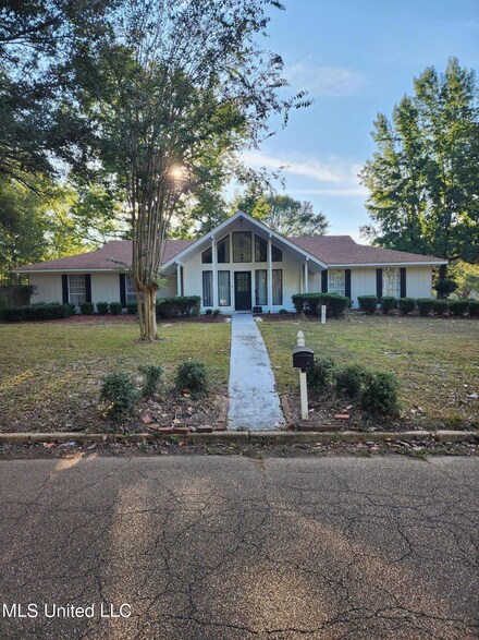 5201 Sycamore Dr, Jackson, MS 39212