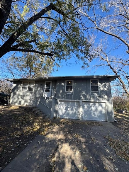 218 SW 19th St, Oak Grove, MO 64075