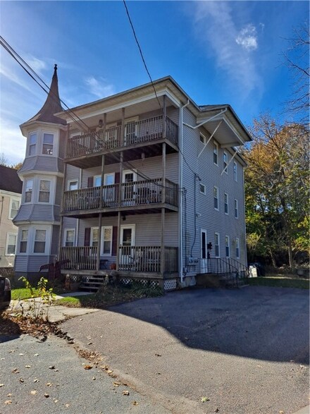 15 Gousy St, Manville, RI 02838