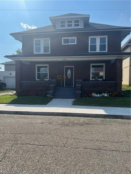 407 S Lawn Ave, Coshocton, OH 43812