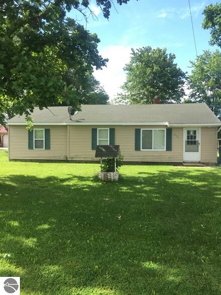 693 W Wallace St, Ashley, MI 48806