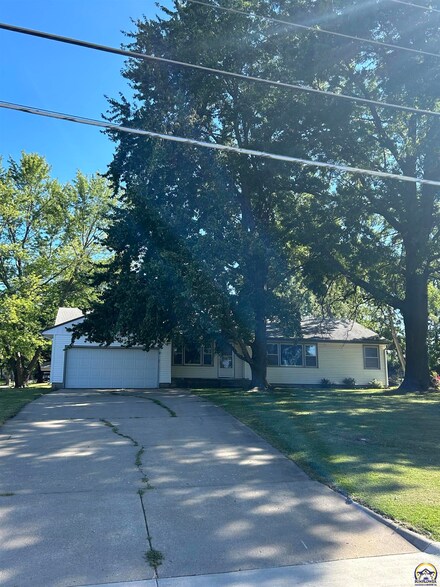 1631 SE 37th St, Topeka, KS 66605