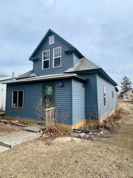 320 & 312 8th St SE, Staples, MN 56479