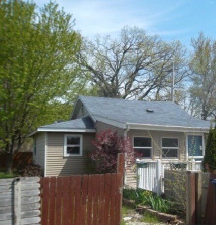 706 16th St, Kenosha, WI 53140