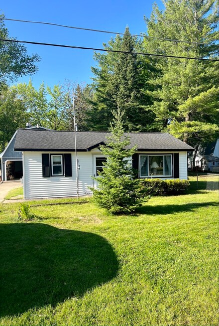 147 Channel Ct, Houghton Lake, MI 48629