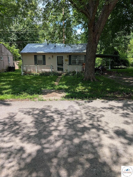 404 S Commercial St, Windsor, MO 65360