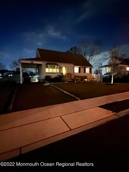 7 Ohio Dr, Hazlet, NJ 07730