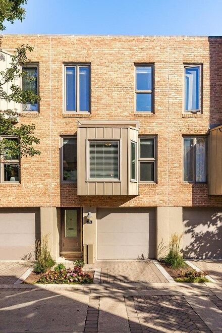 124 Frank Lloyd Wright Ln, Oak Park, IL 60302
