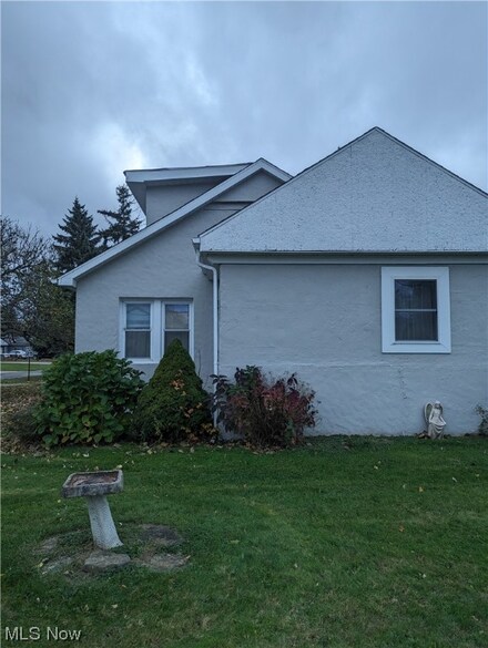 6948 Lake Rd, Madison, OH 44057