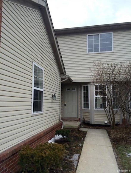 1240 University Dr Unit 2, Pontiac, MI 48342