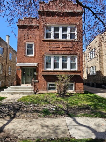 1922 Elmwood Ave, Berwyn, IL 60402