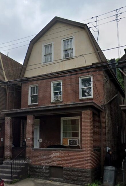 300 Fleet St, Braddock, PA 15104