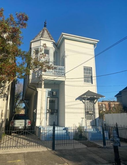 2835 Carondelet St, New Orleans, LA 70115