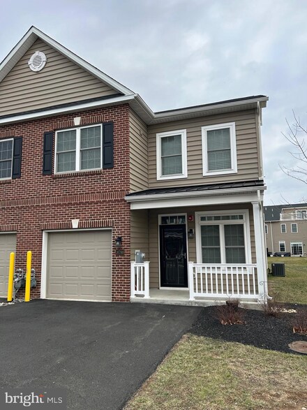 16788 River View Cir, Bristol, PA 19007