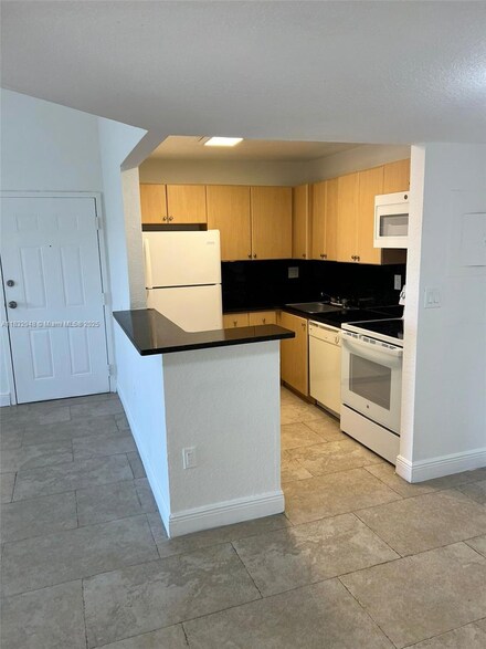 7110 NW 179th St Unit 310, Hialeah, FL 33015