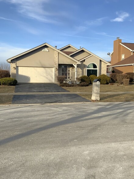 4018 Lakeview Dr, Country Club Hills, IL 60478