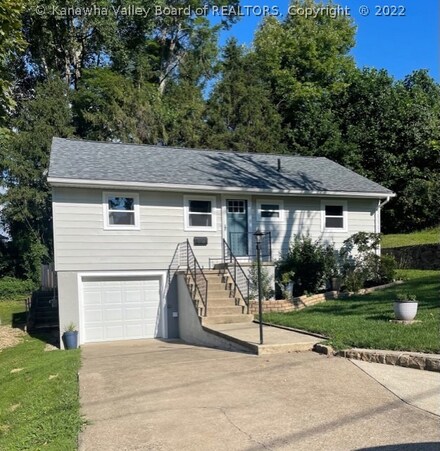 860 Hudson St, Saint Albans, WV 25177