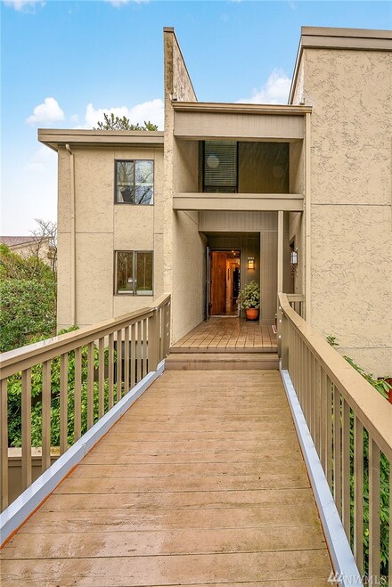 6564 Park Point Ln NE Unit C-306, Seattle, WA 98115