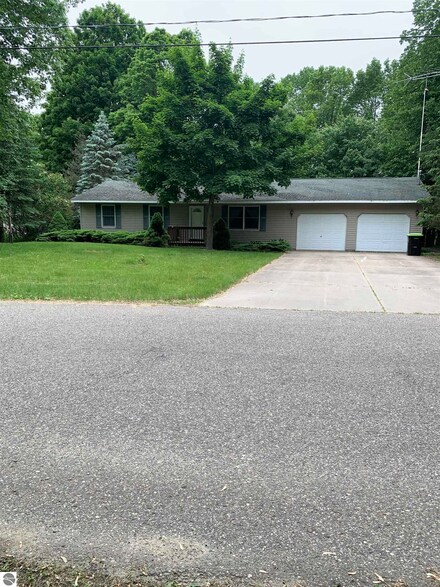 6145 Pleasantview Dr, Clare, MI 48617