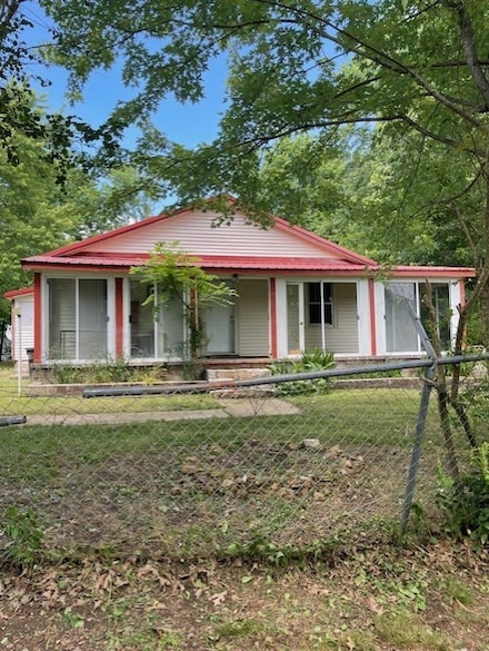 103 E High St, Ethridge, TN 38456