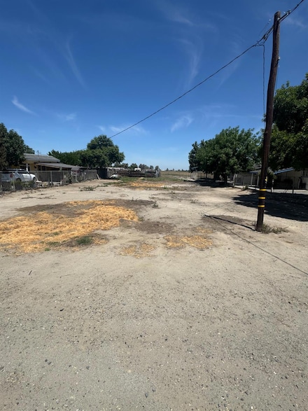 7906 W Mount Whitney Ave, Riverdale, CA 93656