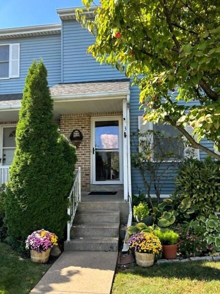 3 Bennington Ct, Easton, PA 18040