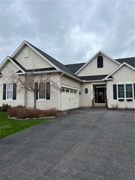 3908 Chatham Ln, Canandaigua, NY 14424