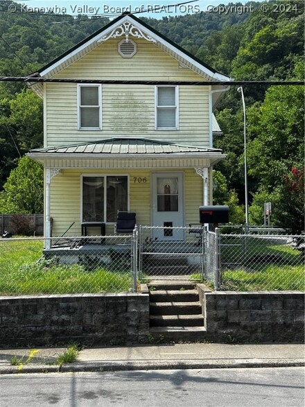 706 Stratton St, Logan, WV 25601