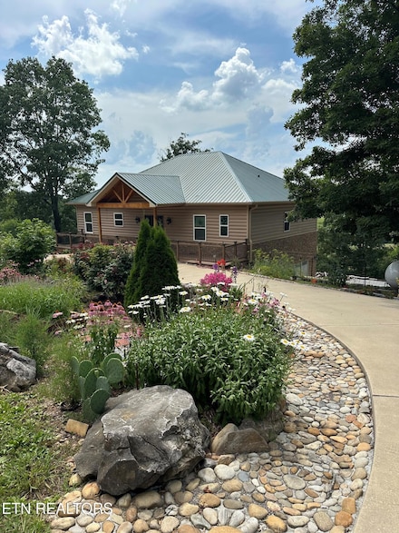 285 Redwood Dr, Dandridge, TN 37725
