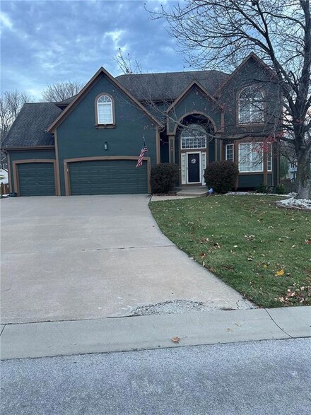 409 NE Sapphire Ln, Lees Summit, MO 64064