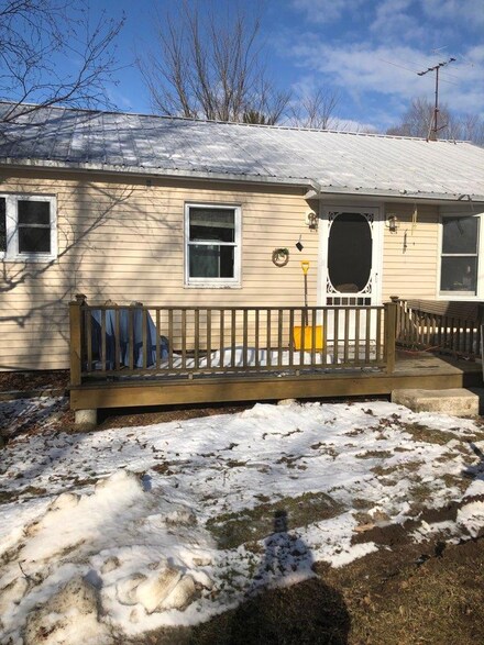 16 York St, Brooks, ME 04921