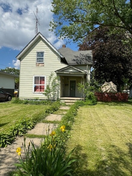 403 W Washington St, Harvard, IL 60033