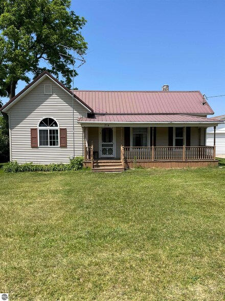214 W Cook St, Maple Rapids, MI 48853