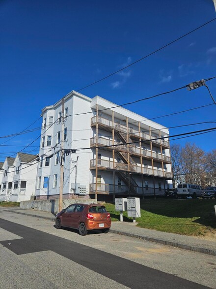 94 Knox St, Lewiston, ME 04240