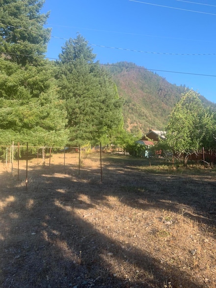 86 Riverside Ln, Willow Creek, CA 95573