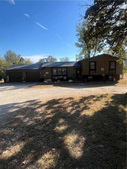 1655 80th Rd, Thayer, KS 66776