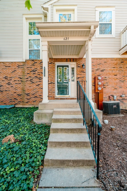 621 W Natalie Ln, Addison, IL 60101