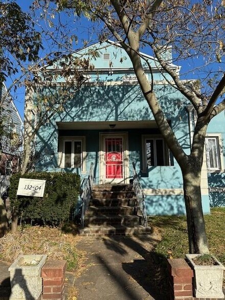 13204 Cronston Ave, Rockaway Park, NY 11694