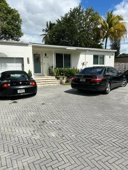 14745 NW 11th Ct, Miami, FL 33168