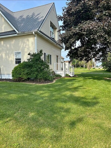 1370 Dodgeville St, Highland, WI 53543